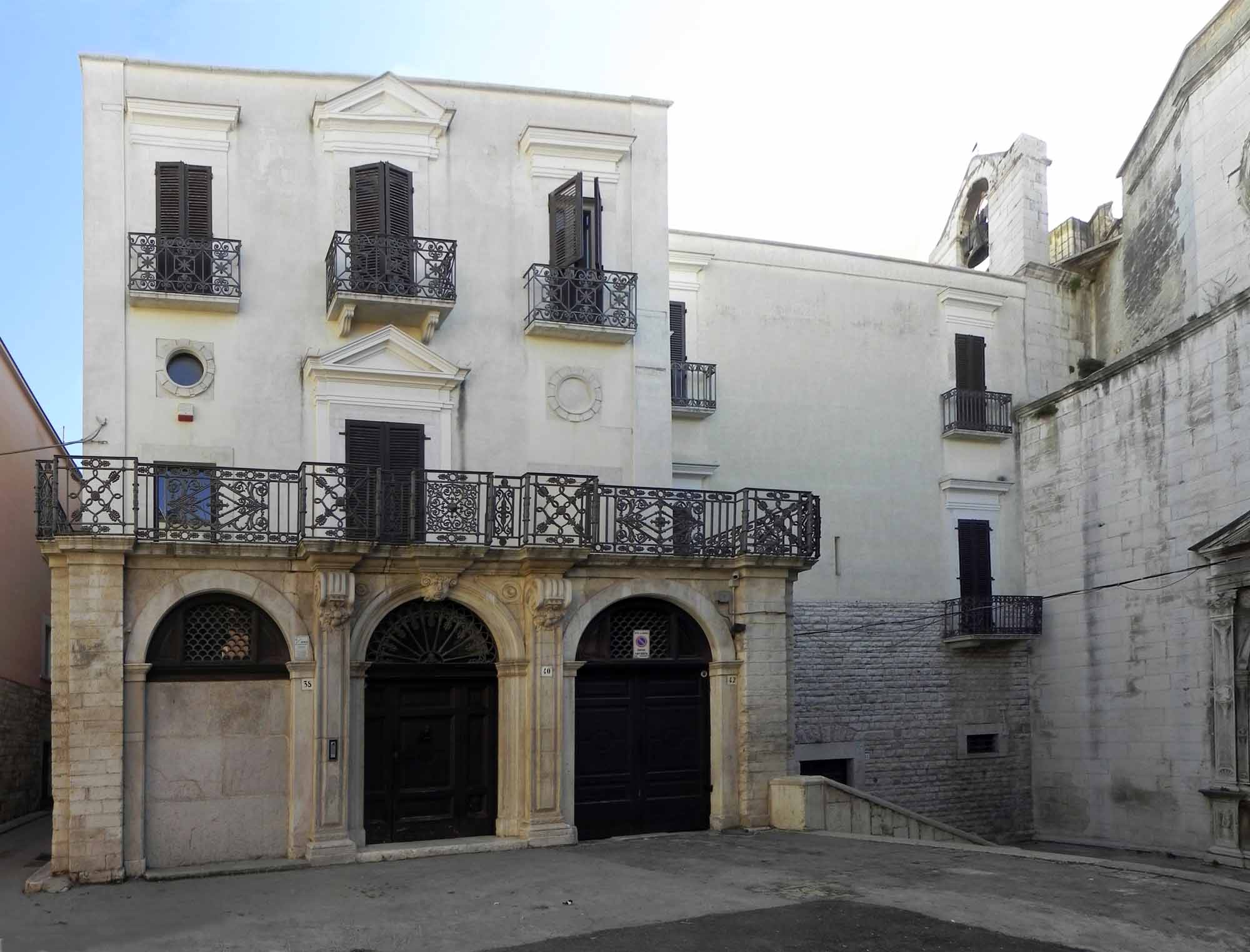 Casa-palazzina Via Porta Santa, 40