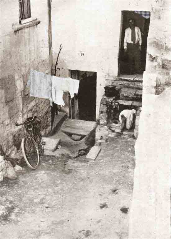 Grotte Sant'Andrea: ingresso a due delle abitazioni demolite nel 1953 (la foto originale  dello studio Malgherini Attimonelli)