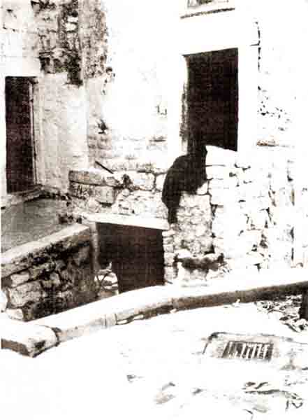 Grotte Sant'Andrea: ingresso a tre delle abitazioni demolite nel 1953 (la foto originale  dello studio Malgherini Attimonelli)
