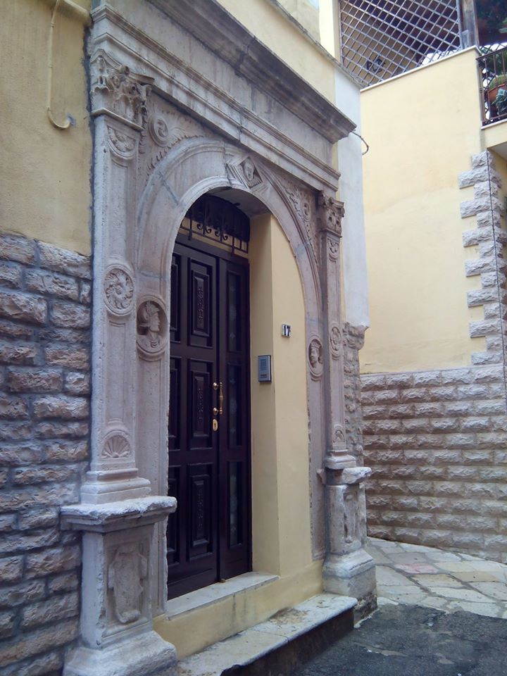 Portale della casa in via Tutino, 17 - foto Enzo - Angela Di Nanni