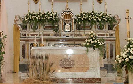 altare nella chiesa di ges e Maria a Canosa