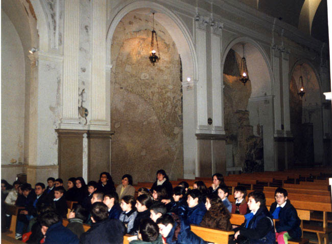 Lato destro della chiesa, ripreso mentre le scolaresche erano in visita di studio (31.03.99)