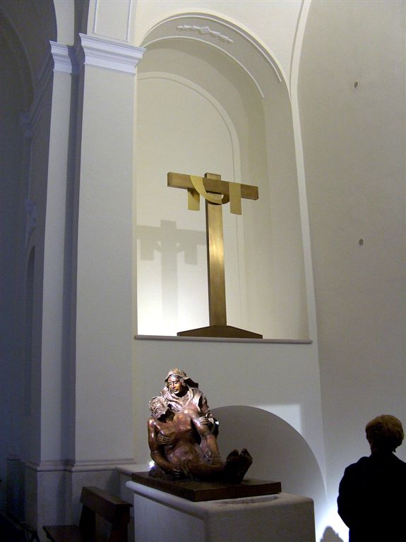 La Piet, opera dello scuultore Luigi Enzo Mattei del 2004, con la croce sullo sfondo