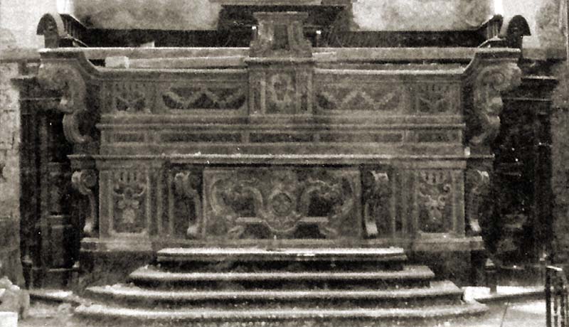 l'altare esistente fino al 1964, con dietro il coro