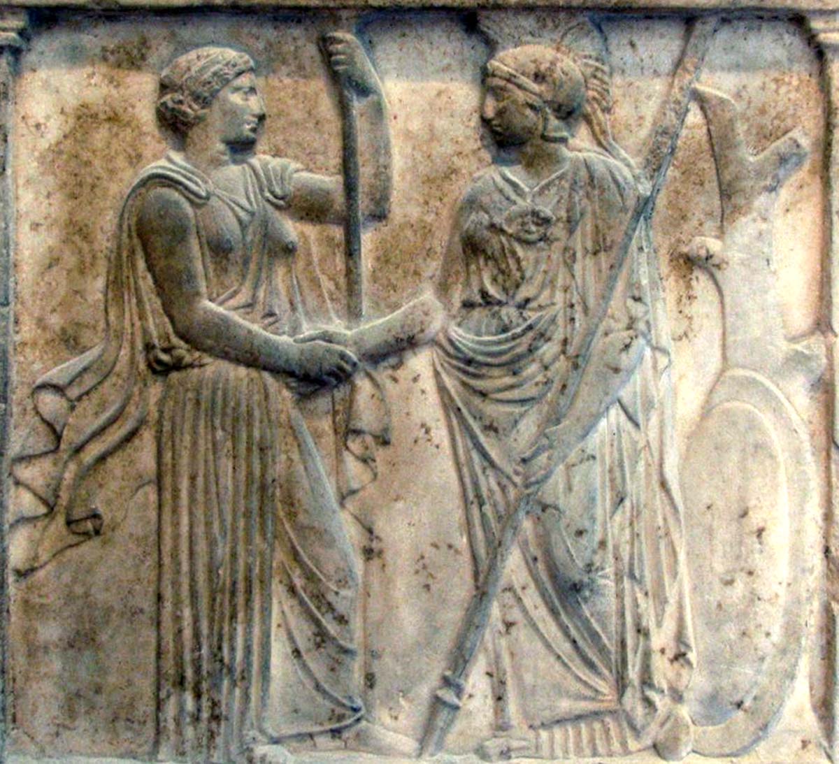 Era e Athena si stringono la mano simbolo di pace e amicizia (Museo Museo dell'Acropoli di Atene)