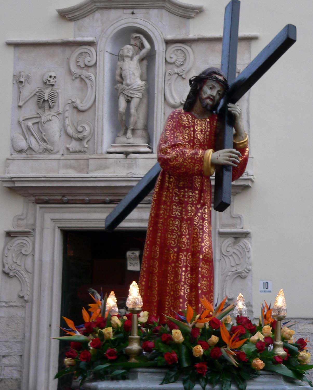 Statua di Gesù con la croce sale al calvario - Chiesa di S. Sebastiano, Andria