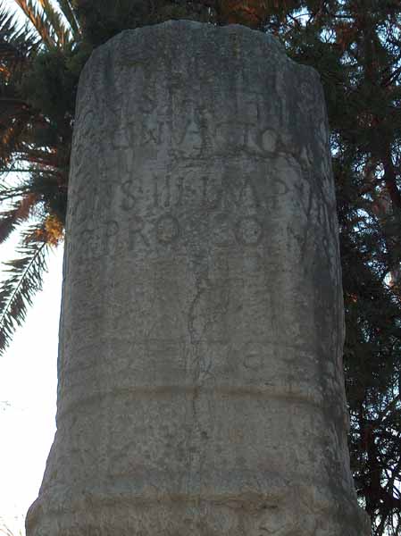 colonna miliare della Via Traiana, oggi in una villa in contrada Lamapaola