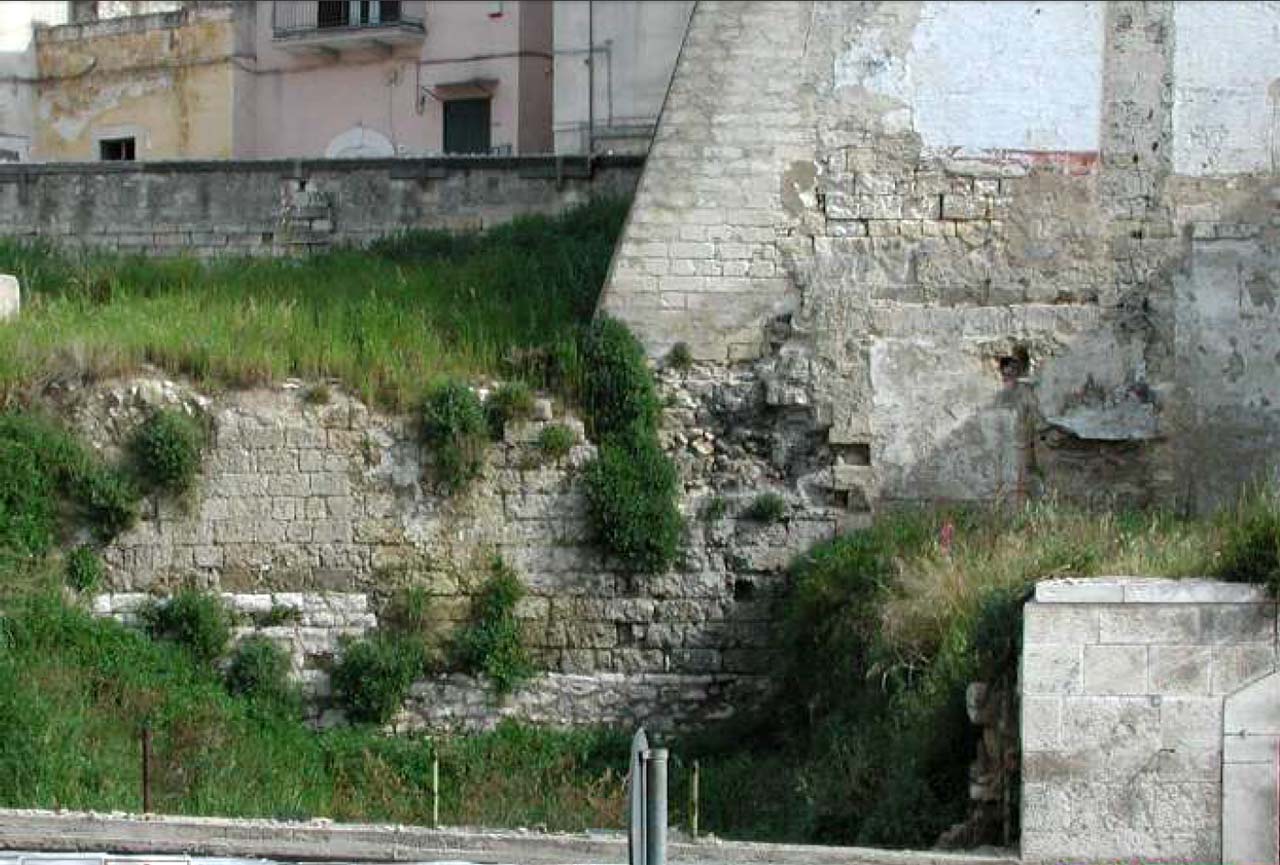Mura prospicienti via Pendio S. Lorenzo (foto Vincenzo Zito)