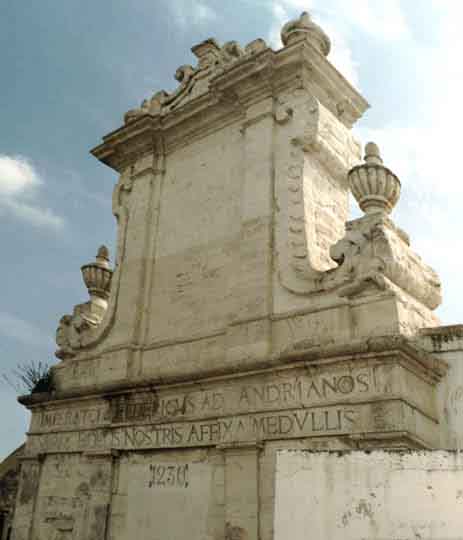 Timpano superiore di Porta Sant'Andrea (o di Federico)