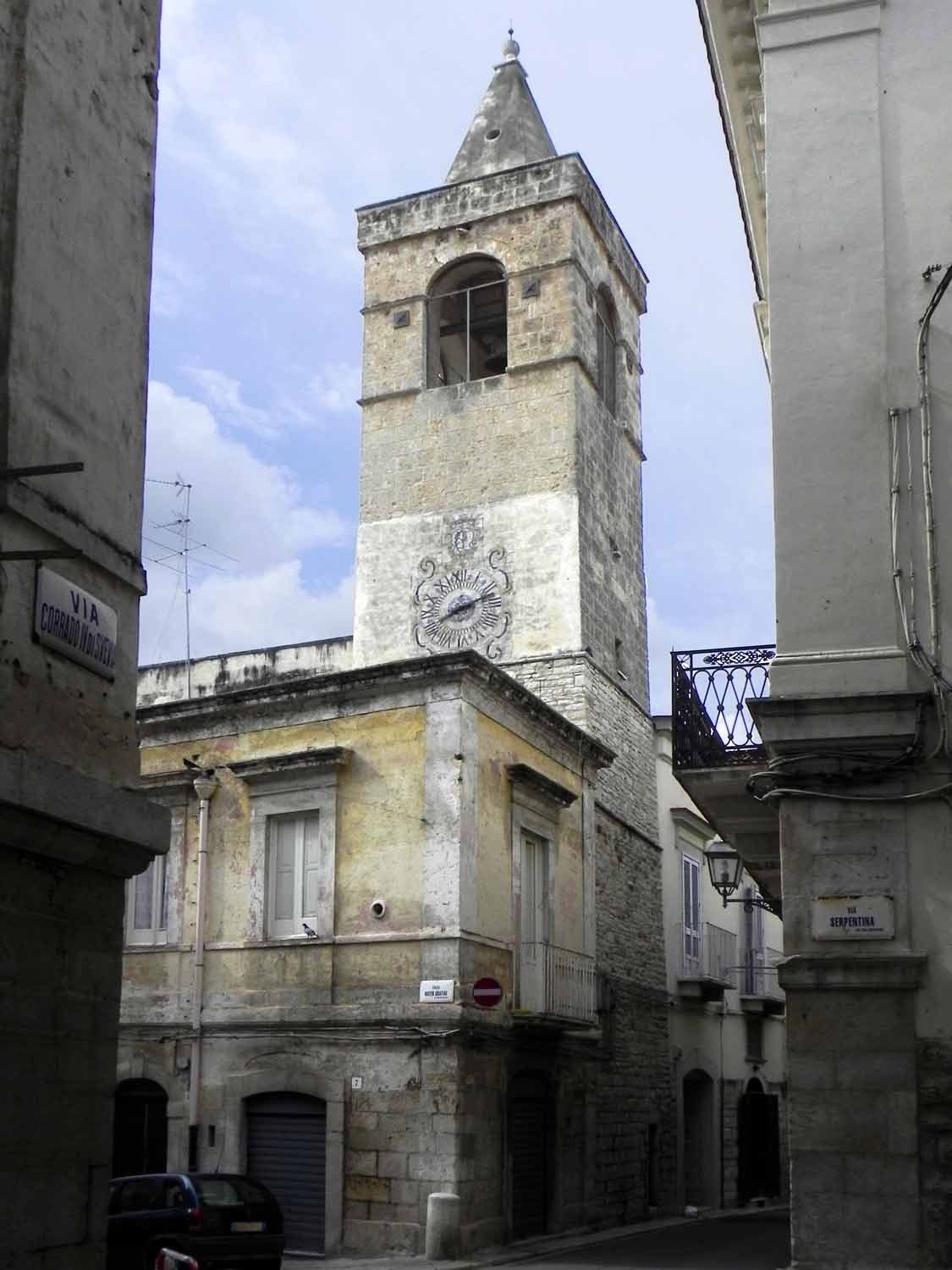 Torre dell'orologio, su Via Corrado IV di Svevia