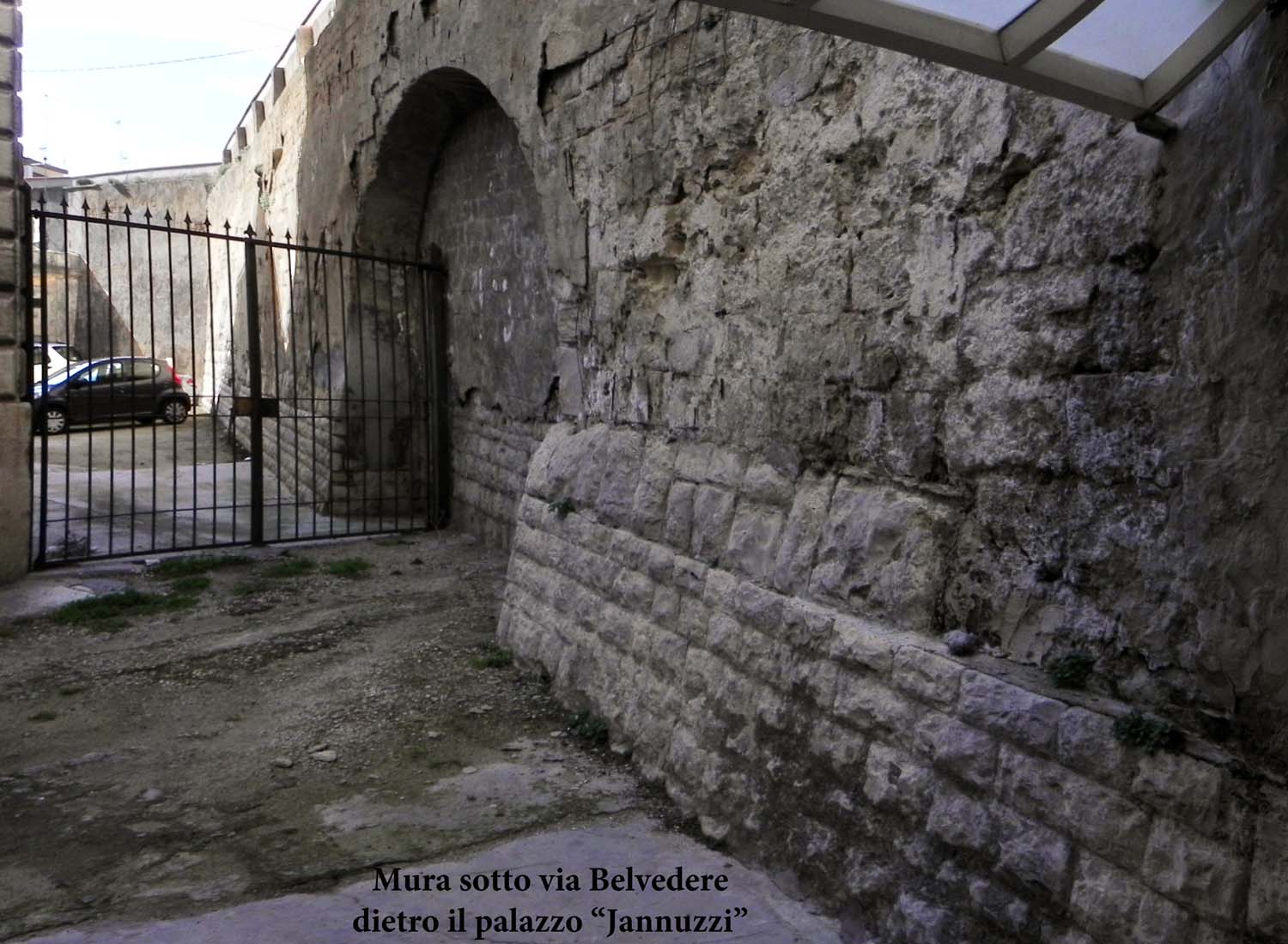 Mura sottostanti Viua Belvedere