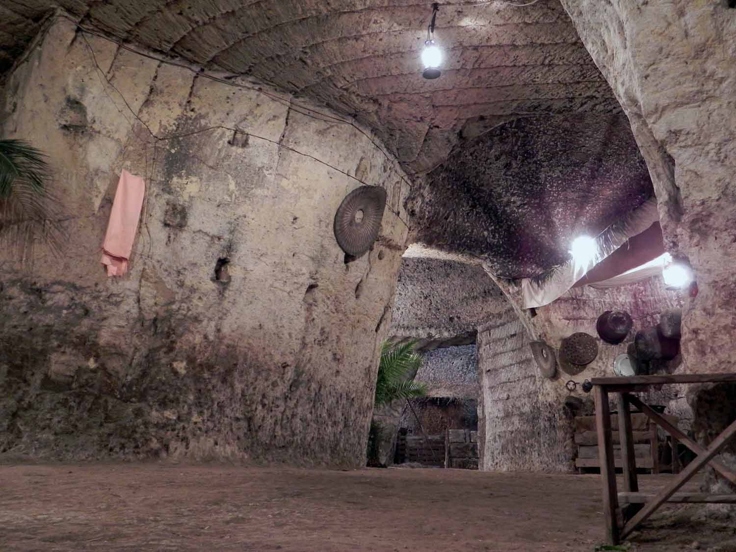 un tratto delle grotte - cave sotto il seminario (allestimento presepe)