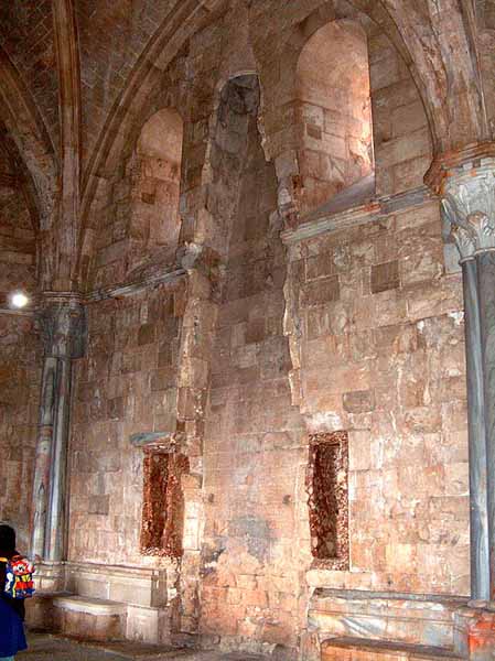 lato verso il cortile con caminetto e ripostigli laterali