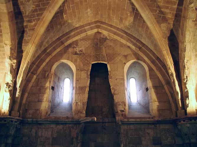 foto Nicola Nemore: bifore che prendono luce dal cortile, e cono del caminetto lavorato ad opus reticulatum