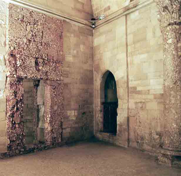 sala 5^ (a Ovest), di guardia, con porta per la sala di Sud-Ovest e l'accesso alla V torre