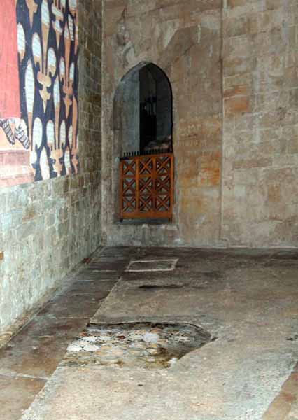 sala VIIII, a Sud-Est: accesso torre VIII e frammenti di mosaico