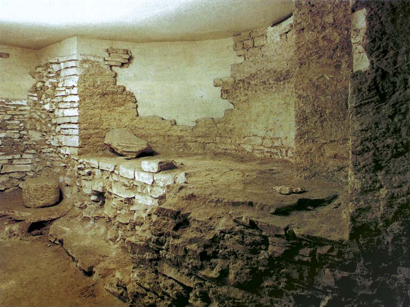 Absidiola, alla quale si perviene esplorando esternamente il lato ovest della cripta