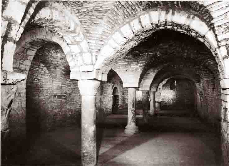 Foto delle navate della Cripta, dell'Archivio Fotografico Nazionale