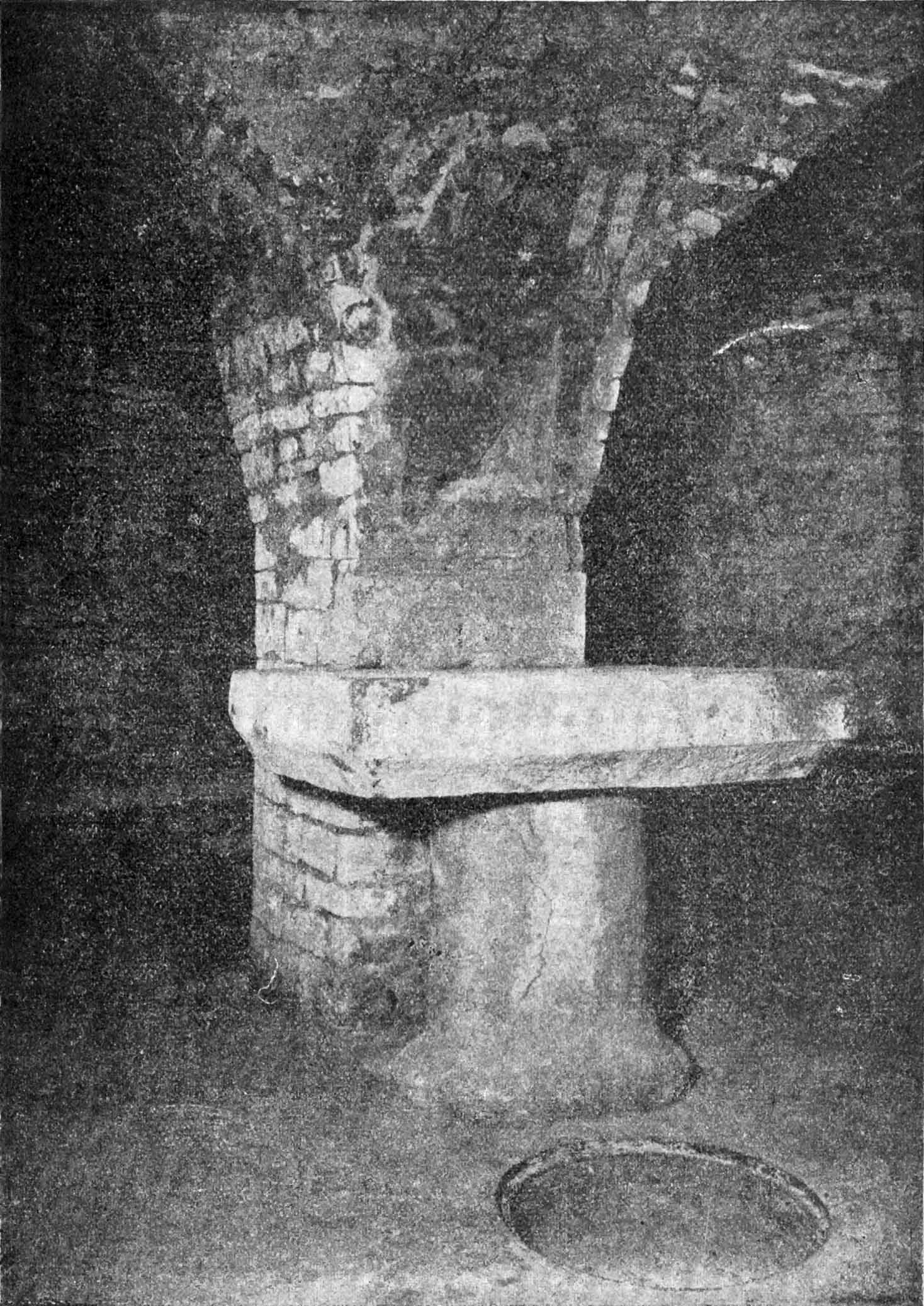 Altare della chiesa inferiore con l'affresco. (foto Malgherini del 1938)