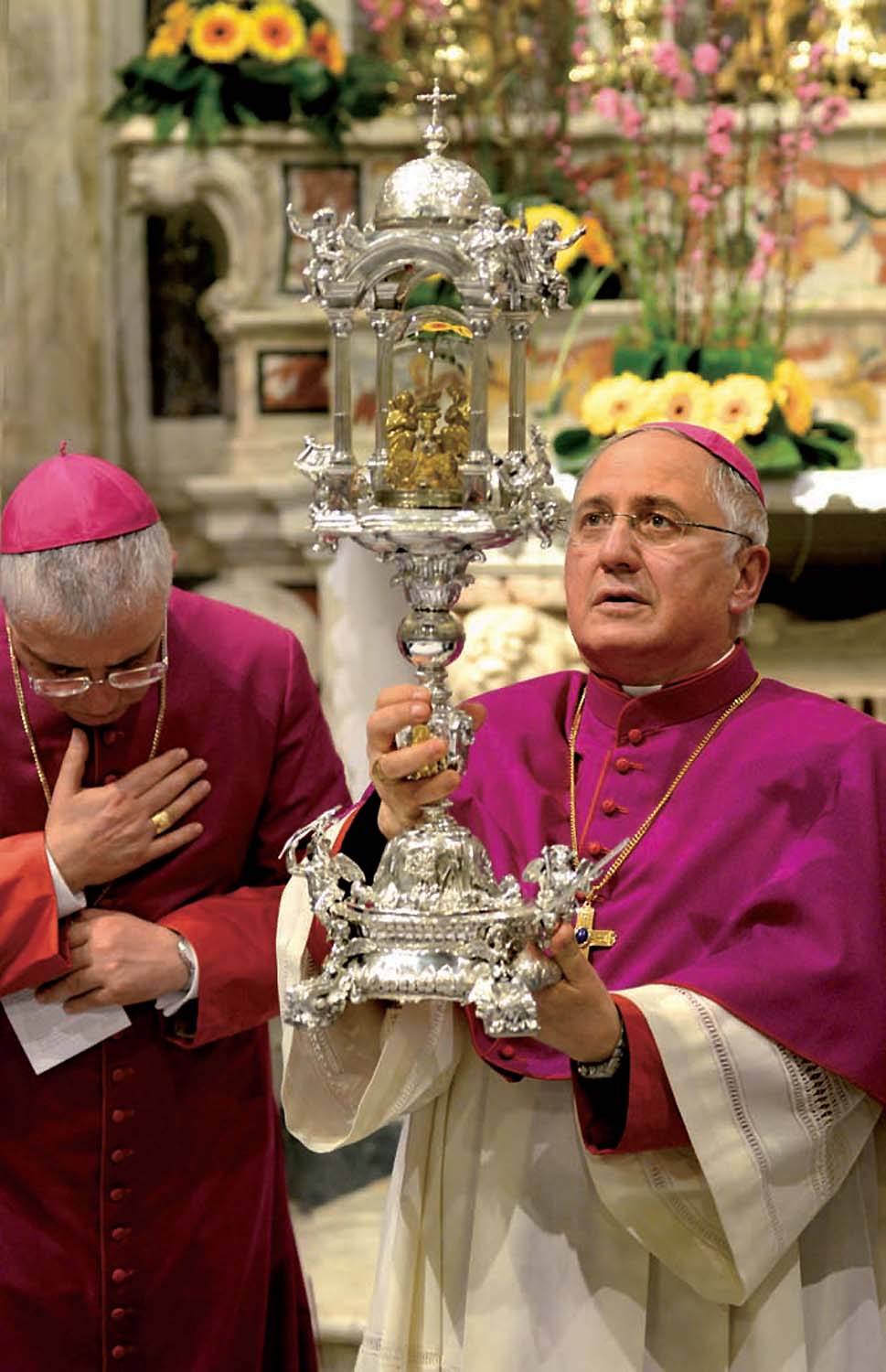 25 marzo 2016: Mons. Mansi, affiancato da Mons. Renna, espone all'adorazione la reliquia della Sacra Spina
