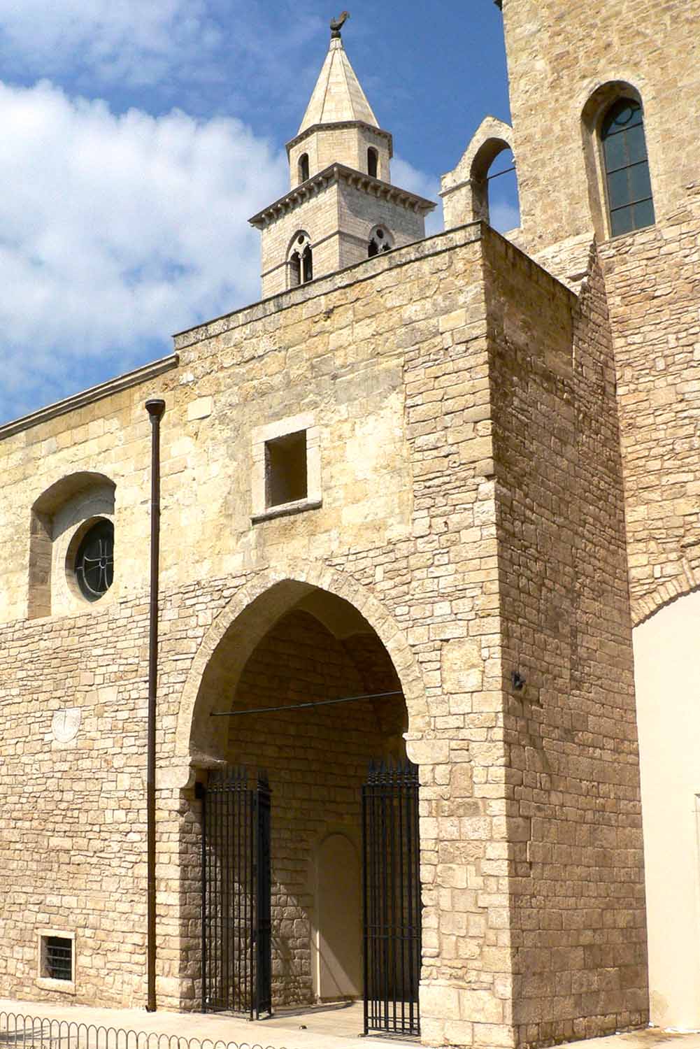 L'ingresso laterale con il campaniletto sulla navata e sullo sfondo il campanile
