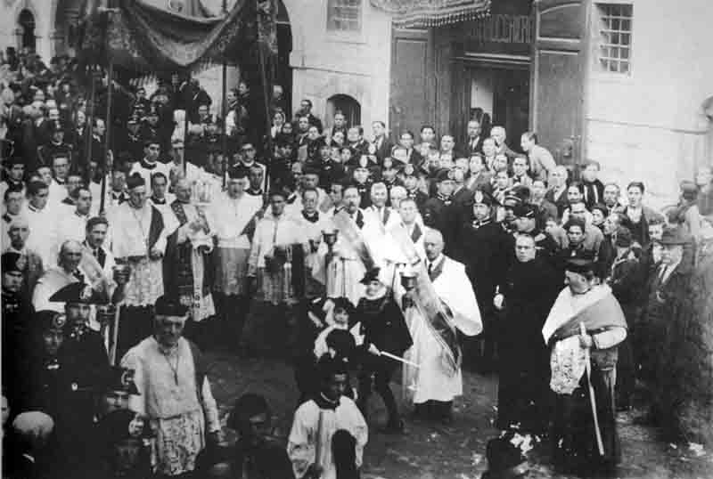 28 marzo 1932: processione della Sacra Spina in Via Bovio
