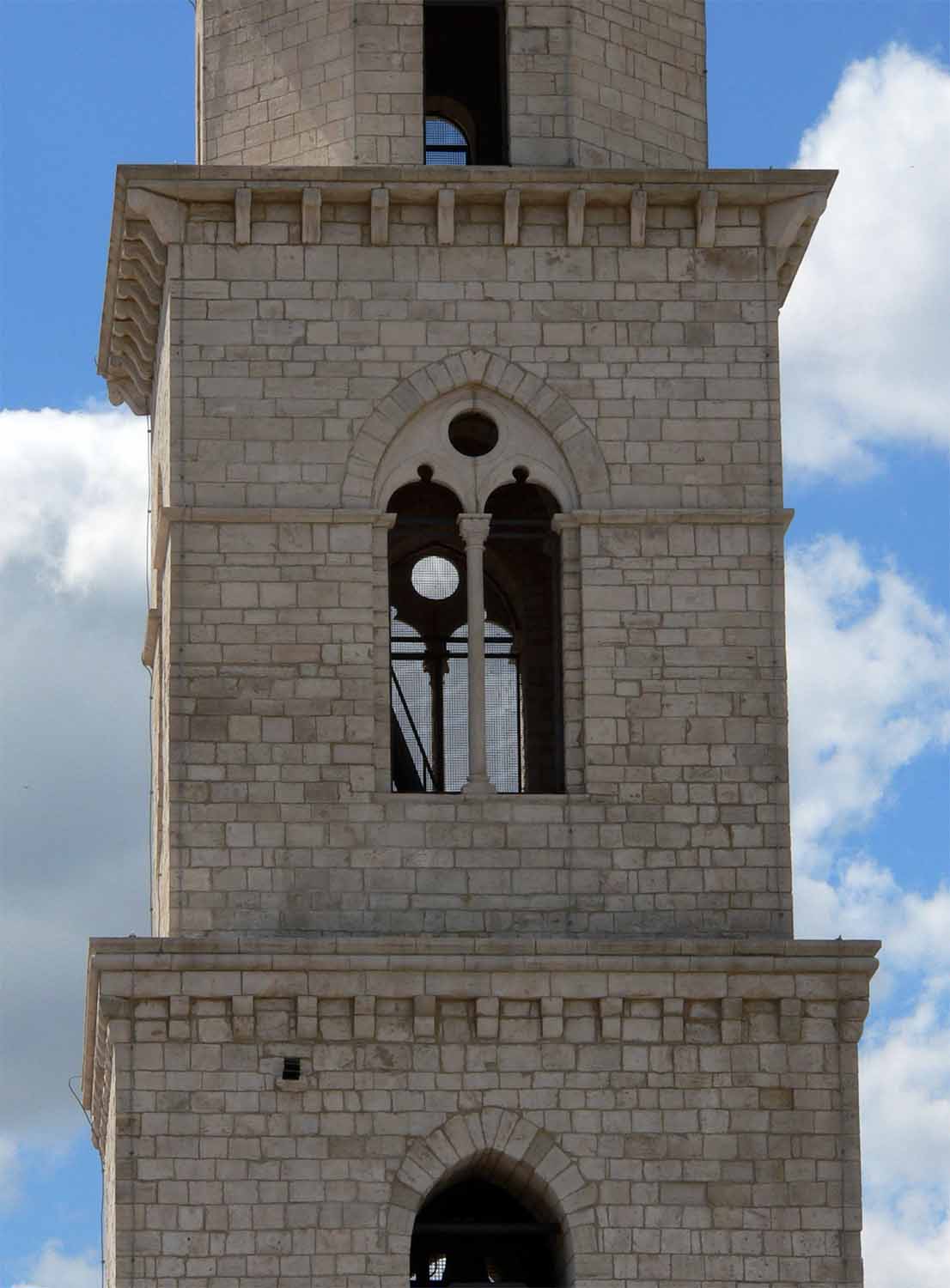 il campanile, particolare della sezione gotica