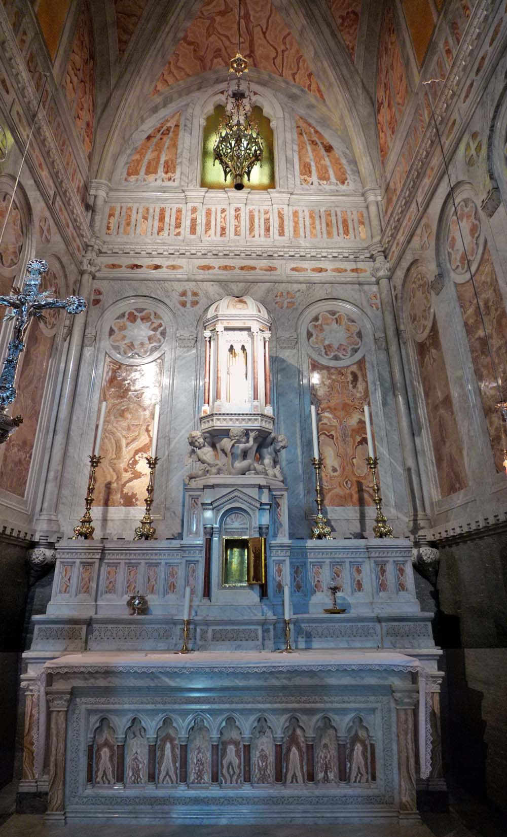 Cappella della Sacra Spina: interno e altare