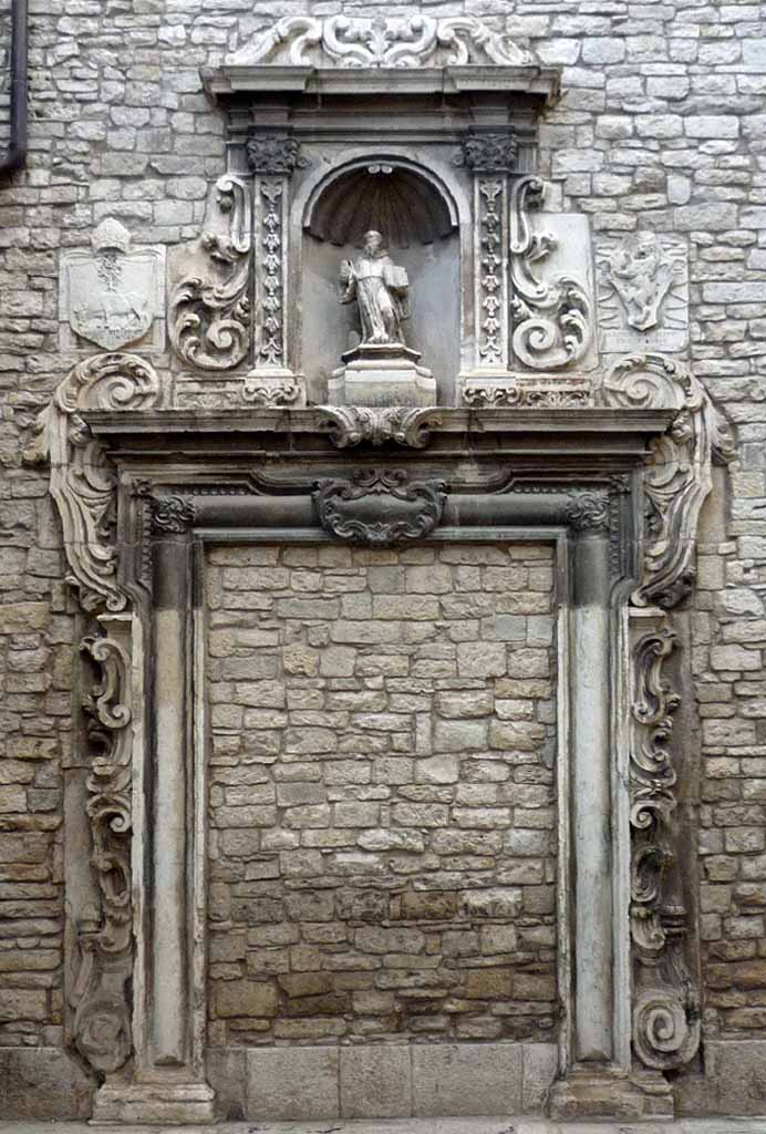 portale del monastero delle benedettine murato nella facciata della Cattedrale