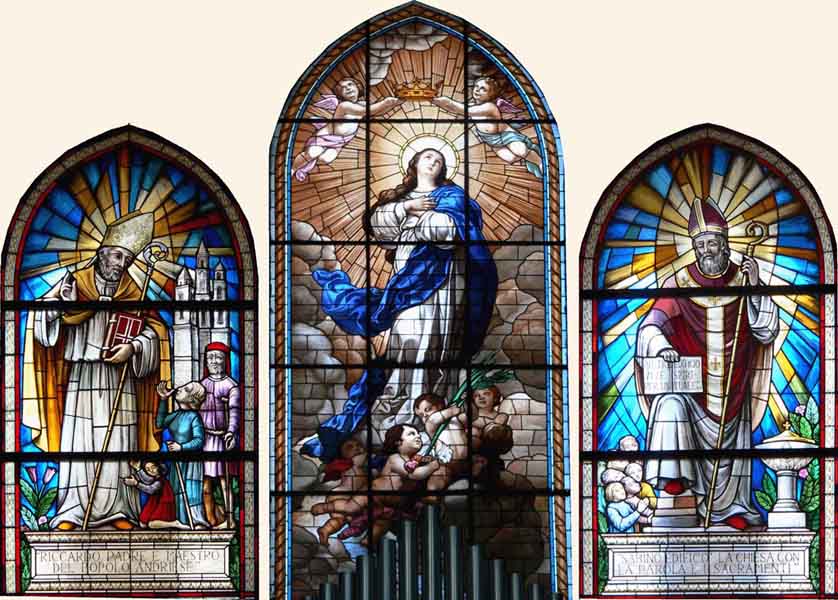 Le vetrate del presbiterio: S.Riccardo, l'Assunta, S.Sabino