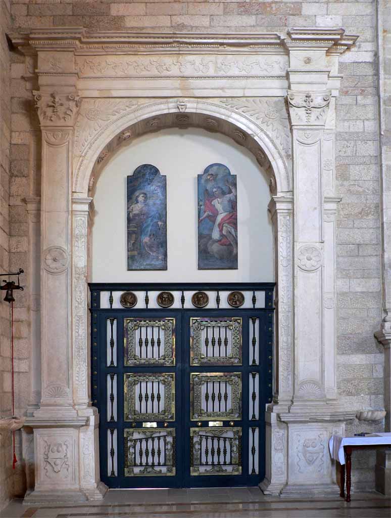 ingresso sacrestia col Portale della Cappella della Nativit