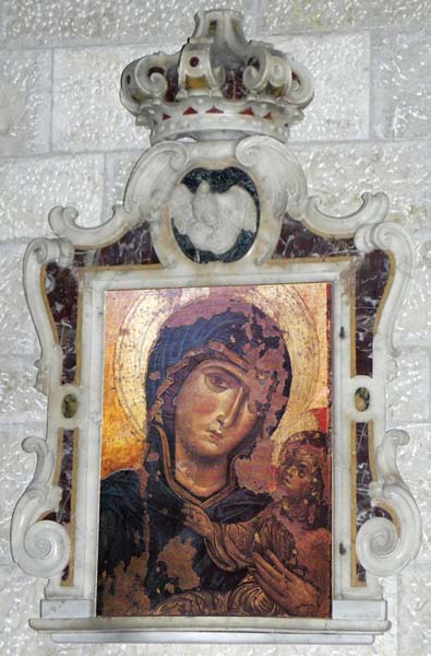 Copia dell'Icona di Andria in una cornice marmorea policroma