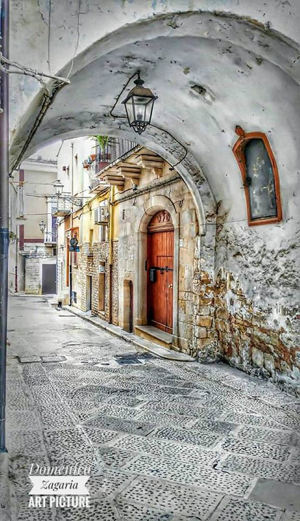 Via Porta Santa con l'edicola (foto © Domenico Zagaria)