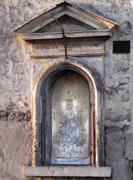 Edicola della Madonna de' Miracoli in Via Canosa, 16