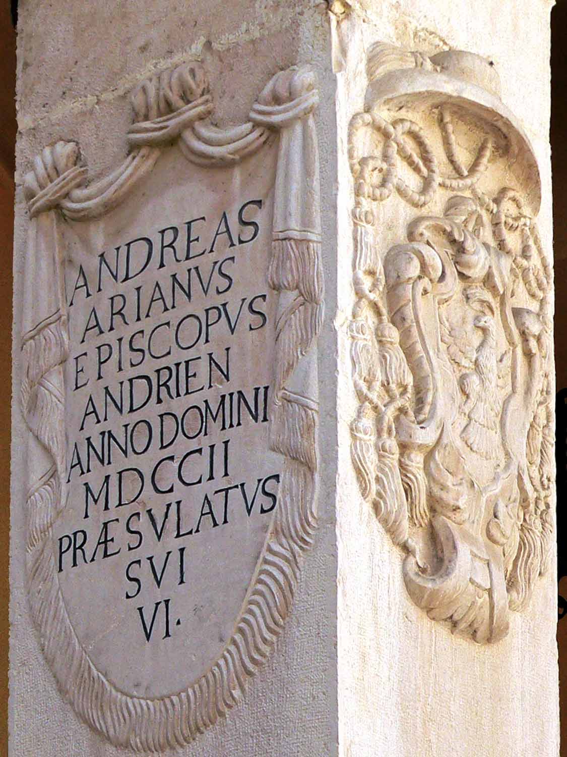 Stemma di Andrea Ariano nell'episcopio