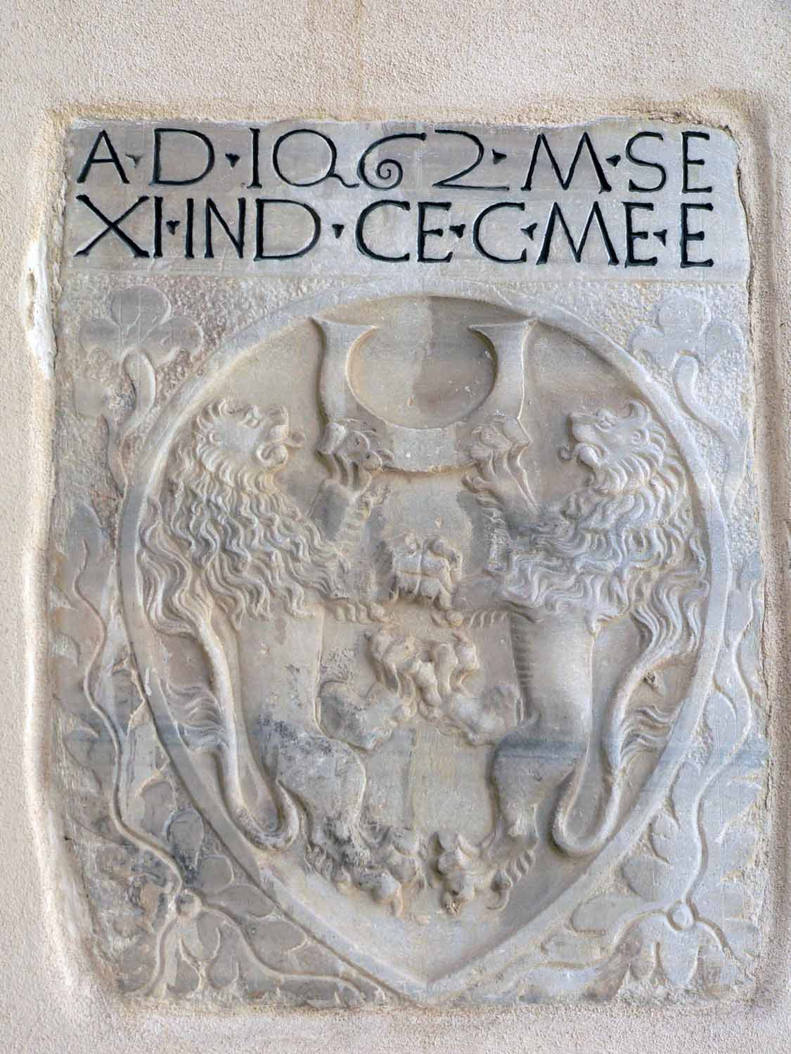stemma del 1462, oggi nell'atrio dell' episcopio