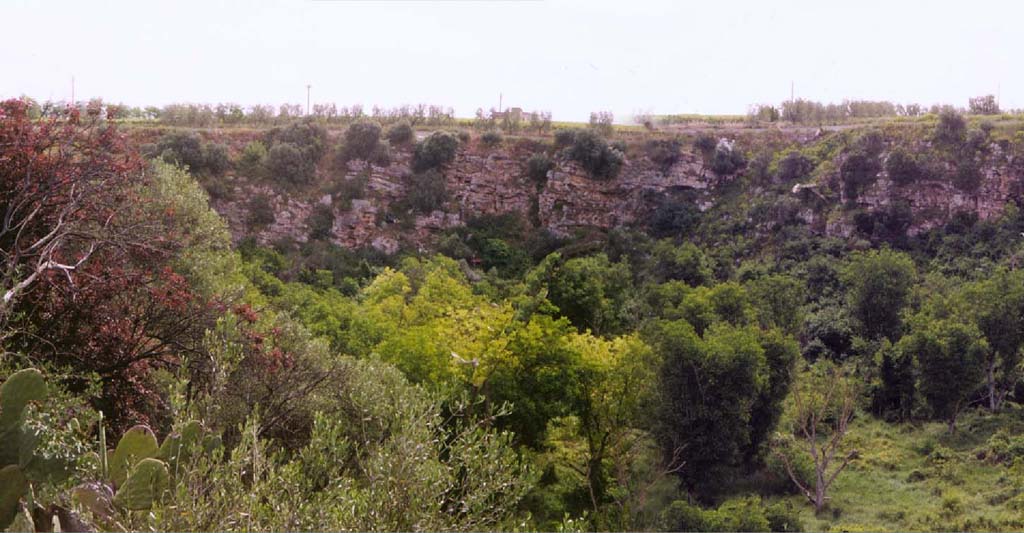 Gurgo: grotte sulla parete Est