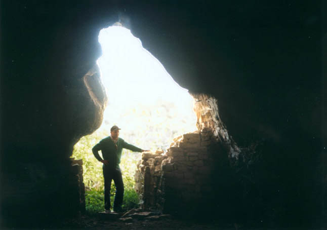 Interno (uscita) della grotta di San Michele