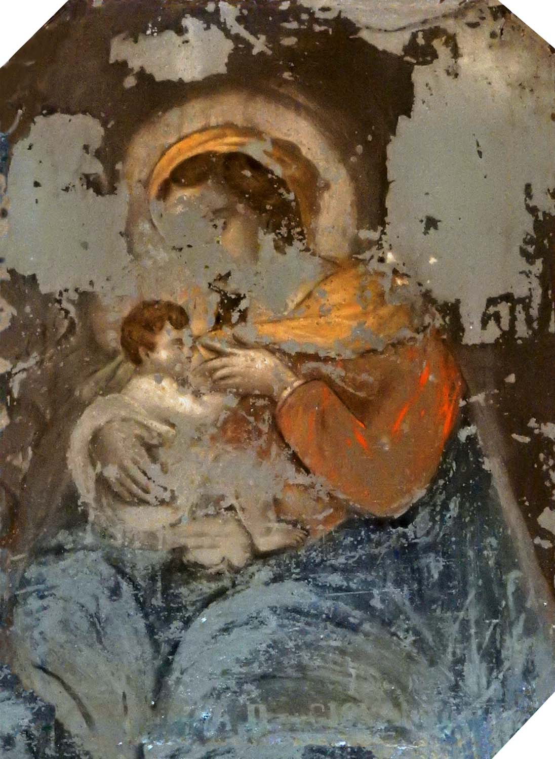 La Madonna dipinta sul retro della lastra di zinco posta nell'edicola della facciata