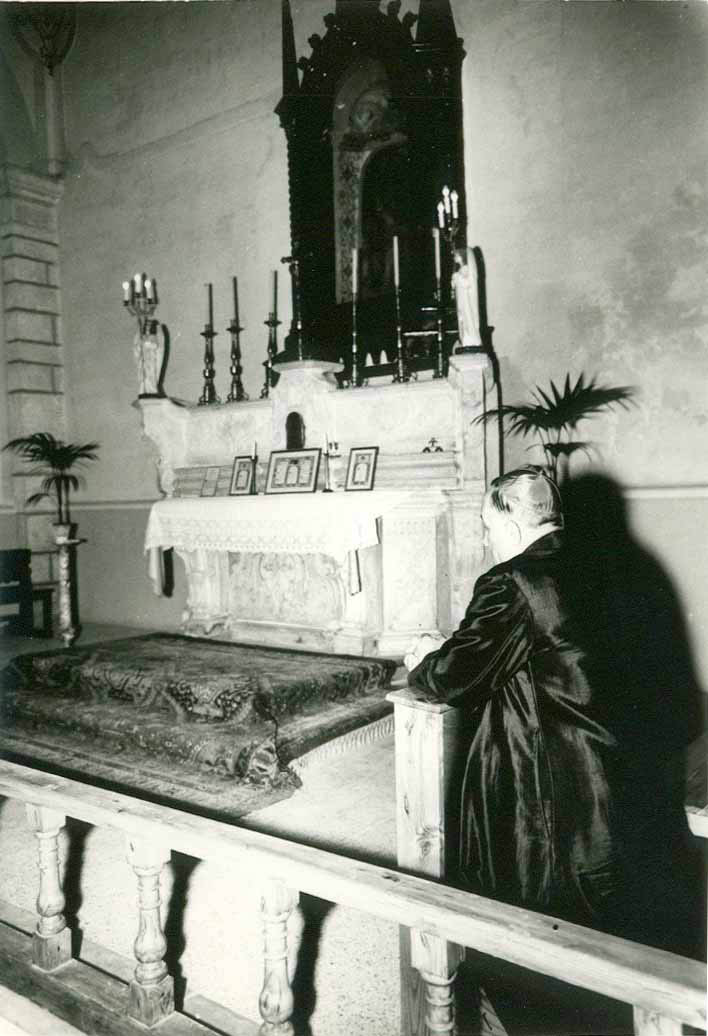 l'altare con la balautra presente nel 1956 (foto pubblicata da V. D'Avanzo)