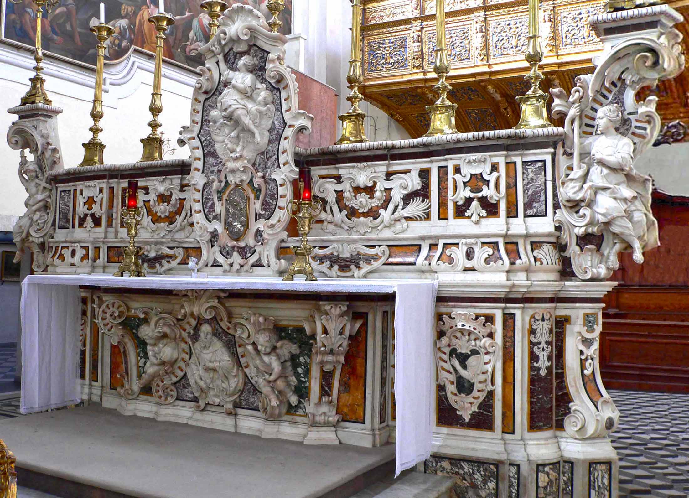 l'altare maggiore nella Basilica della Madonna dei Miracoli