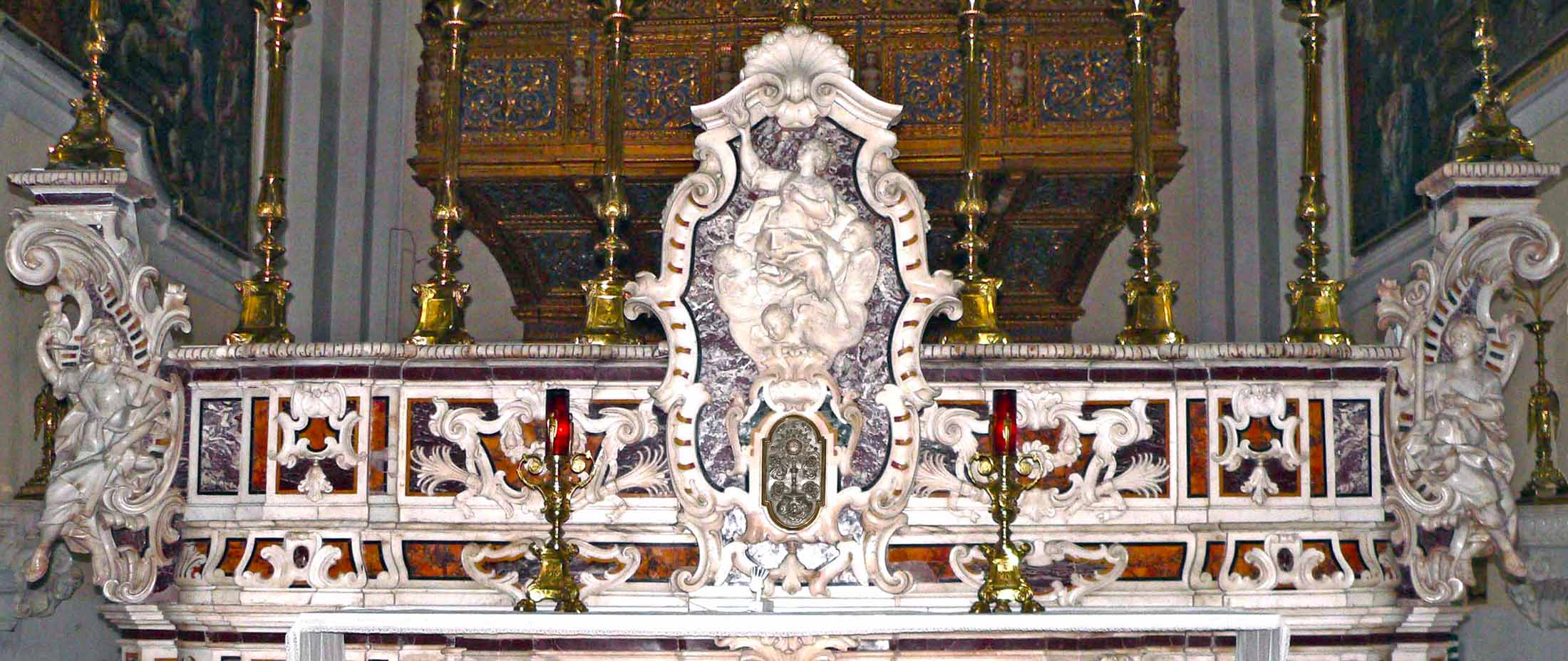 altare maggiore della Basilica di Santa Maria de’ Miracoli ad Andria, gradini del postergale