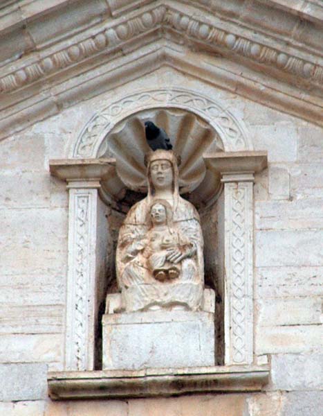 scultura della Madonna nel timpano della facciata