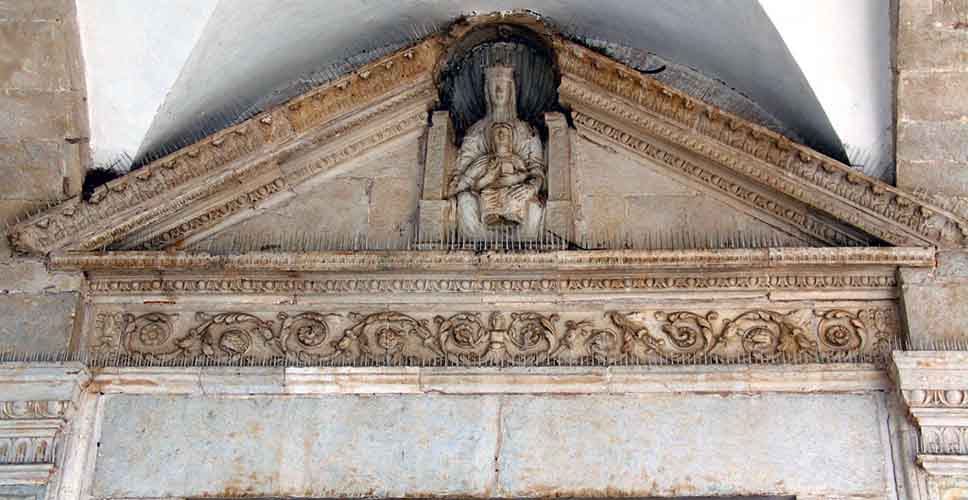 timpano del portale principale con una staua della Madonna