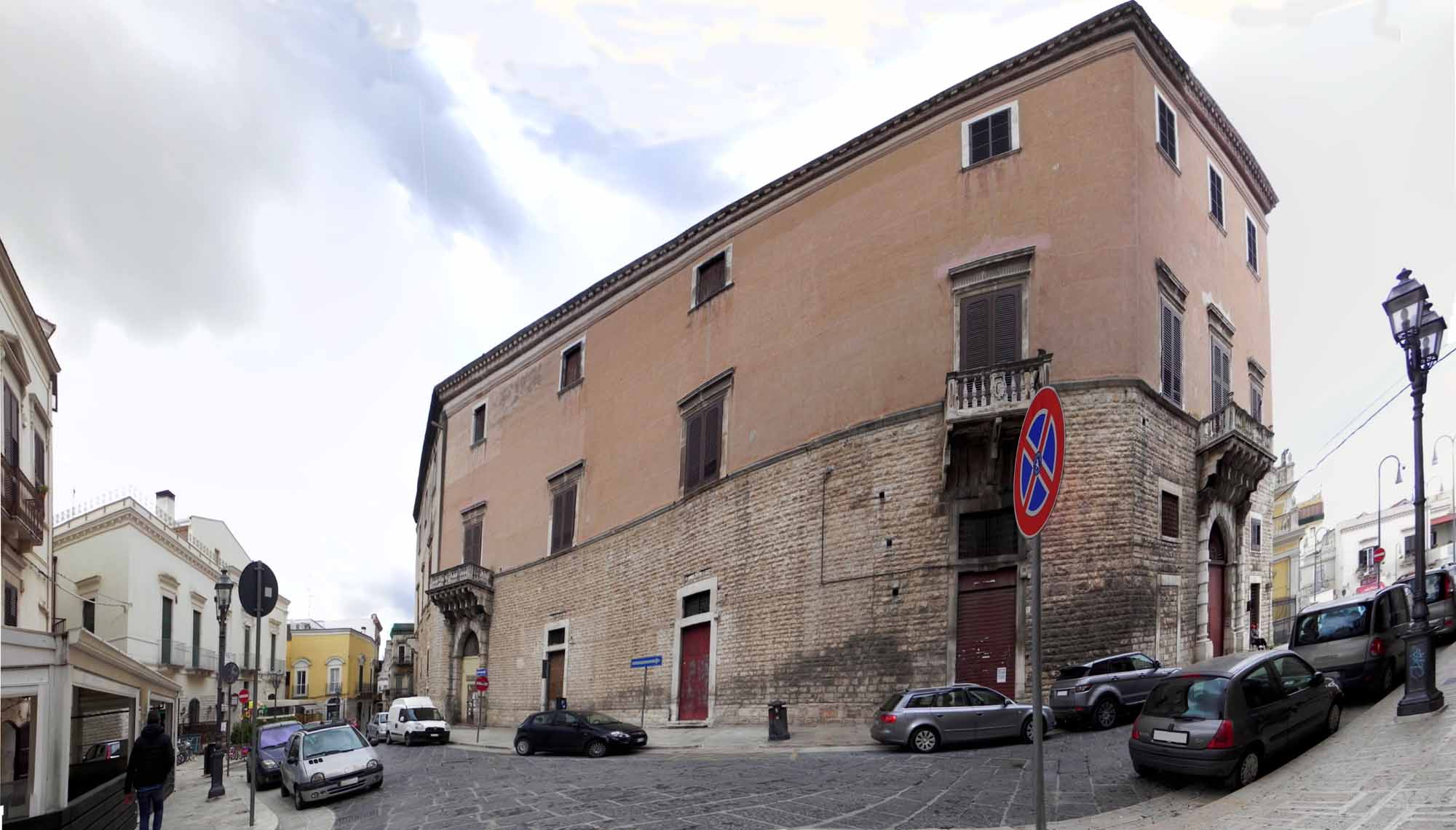 Palazzo Ducale: panoramica dell'angolo tra Via Vaglio e l'ampia piazza "Catuma"