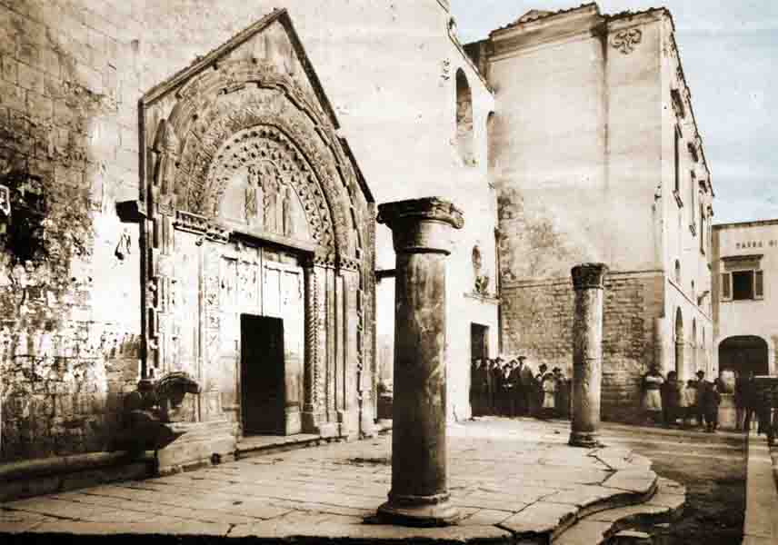 Il sagrato della chiesa, nei primi del 1900