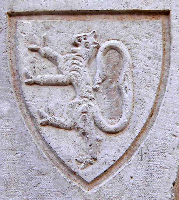 un leone rampante, stemma dell'Università di Andria