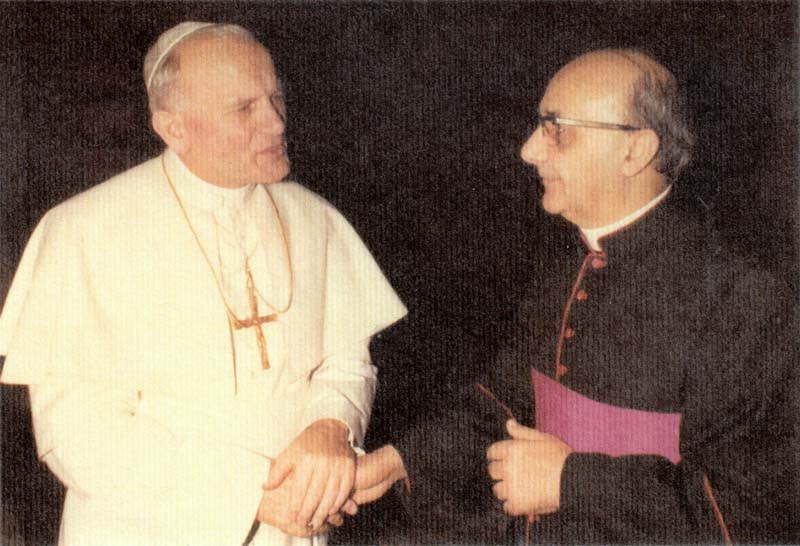 Il papa Giovanni Paolo II saluta affabilmente mons. Giovanni Papa