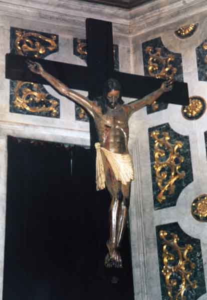 antico crocifisso esposto negli primi anni 2000 nel cappellone di S. Riccardo in Cattedrale