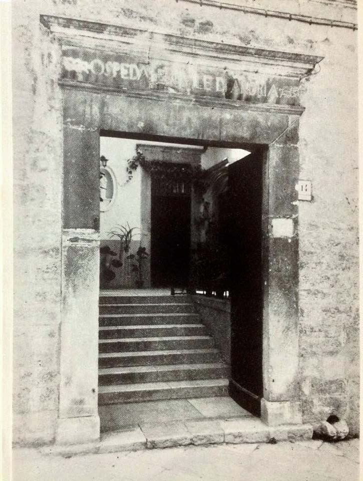 antica foto del portale dell'Ospedale civile